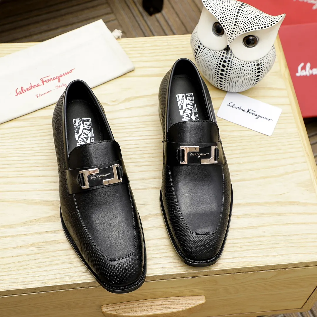 Factory price 460 🔥Ferragamo's new men's casual slip-on shoes🇨🇳Official website original 1:1 mold opening, original quality💯Fine workmanship, high-end luxury☘The upper is made of imported Italian first-layer cowhide🌴Water-dyed🐂Leather lining🍓Rubber wear-resistant and non-slip outsole, breathable and comfortable to wear🍍The first choice for high-grade men, black is optional! Code number 38-44 (45.46. Can be customized)